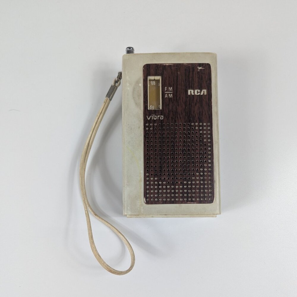 Vintage RCA Vibra RVM 640Y Handheld AM/FM Radio in Snow/Rosewood Grain